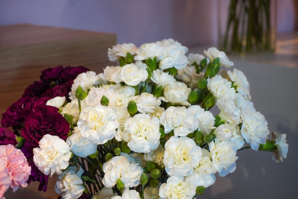 Arranjo floral tropical com folhagens verdes para decoração