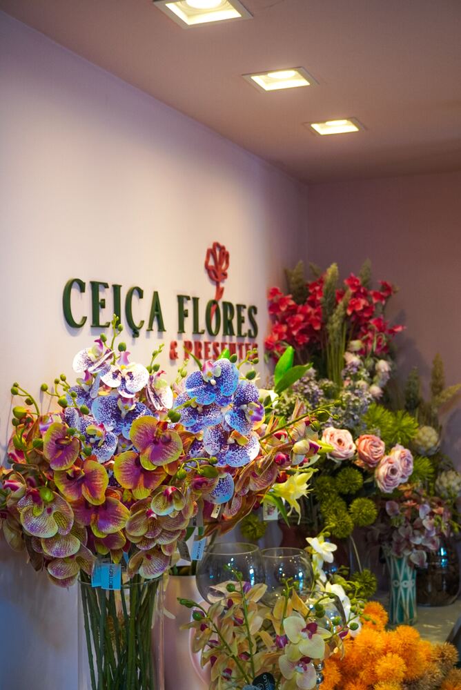 Coroa de flores em homenagem com rosas e lírios brancos