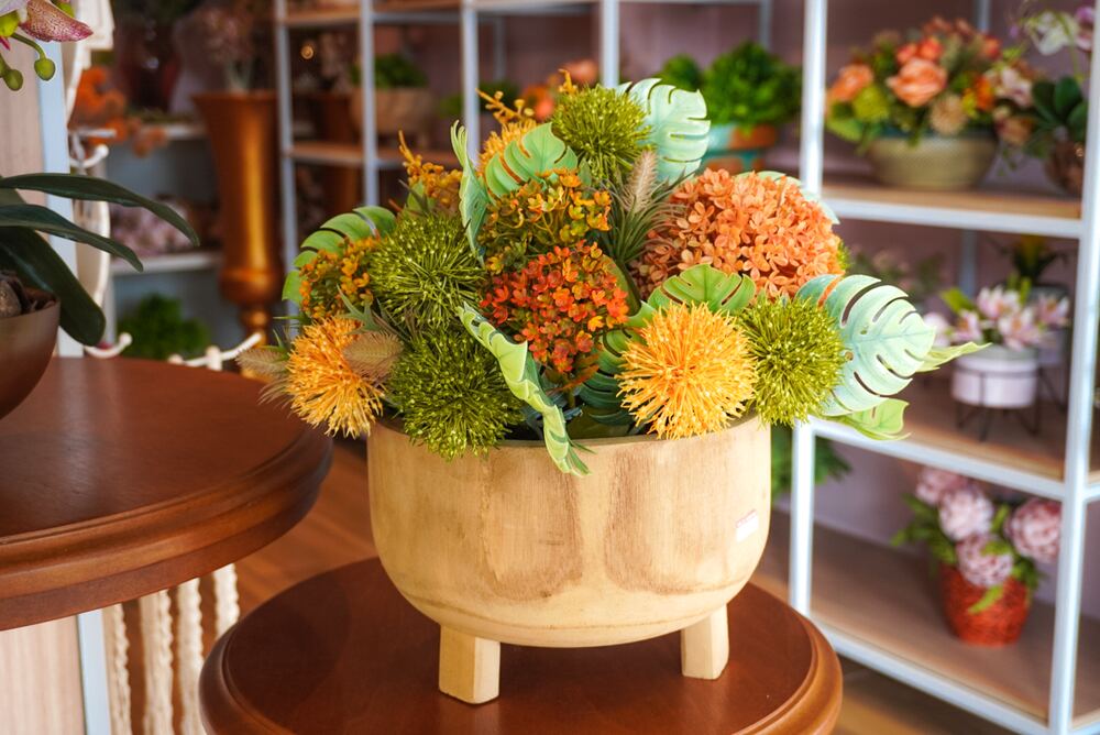 Arranjo floral de aniversário com balões e flores coloridas