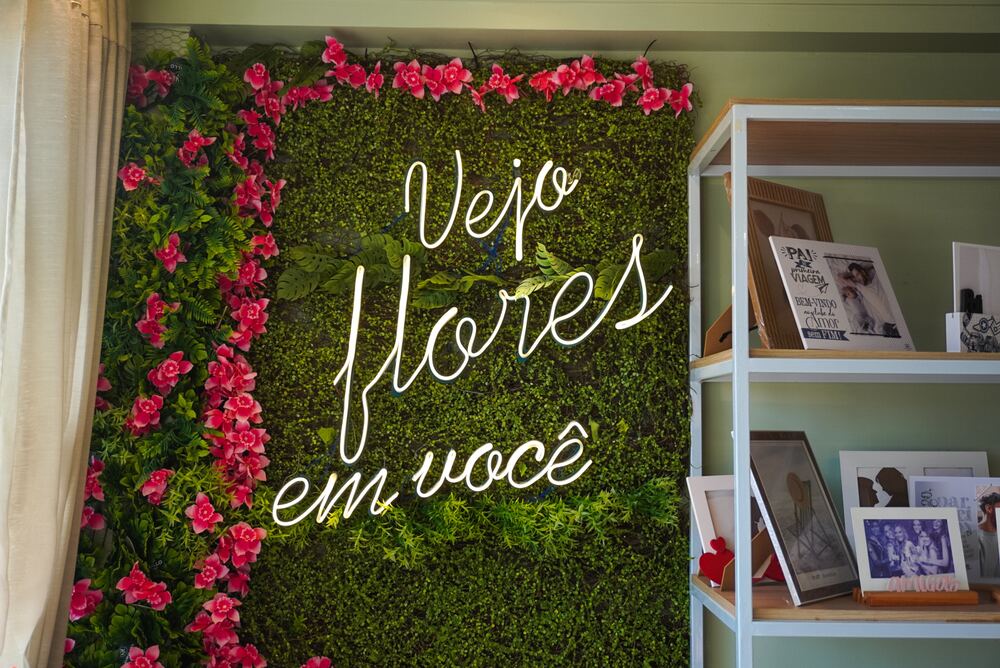 Box de presente com flores e perfume sortido