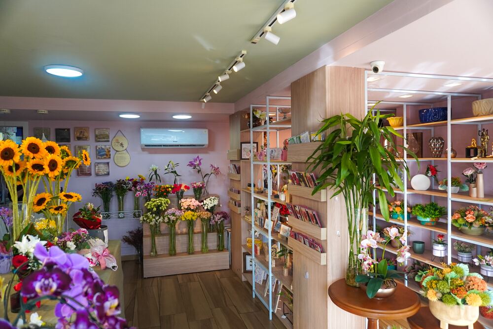 Arranjo tropical de orquídeas e folhagens em vaso