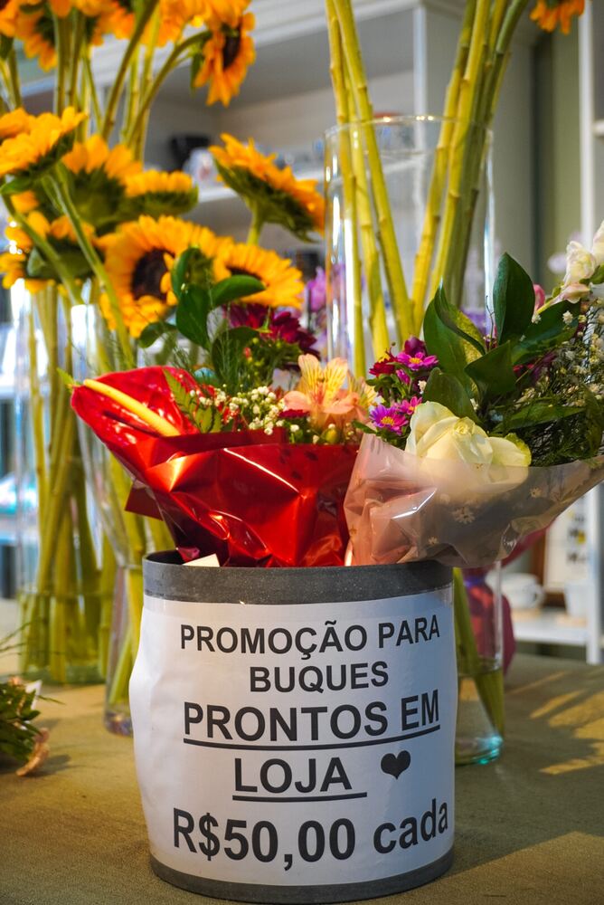 Buquê encantador de flores do campo em tons suaves